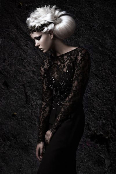 دختر زیبا در تصویری غمگین با کلاه گیس سفید مدل موی غیر معمول لباس سیاه و آرایش تیره زیبایی هنری مدل مد