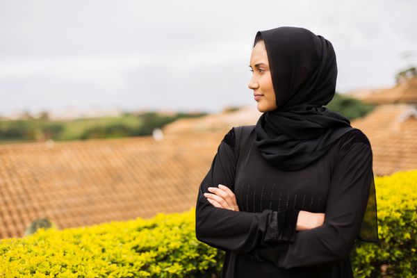 زن جوان مسلمان متفکر