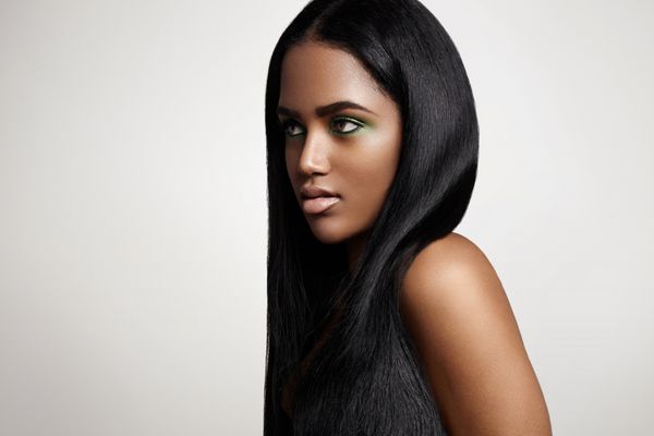 زن سیاه پوست لاتین با موهای صاف