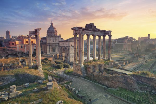 فروم رومی تصویری از فروم رومی در رم ایتالیا در هنگام طلوع خورشید