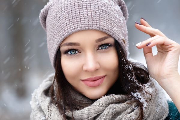 زن جوان زیبا در زمستان در فضای باز