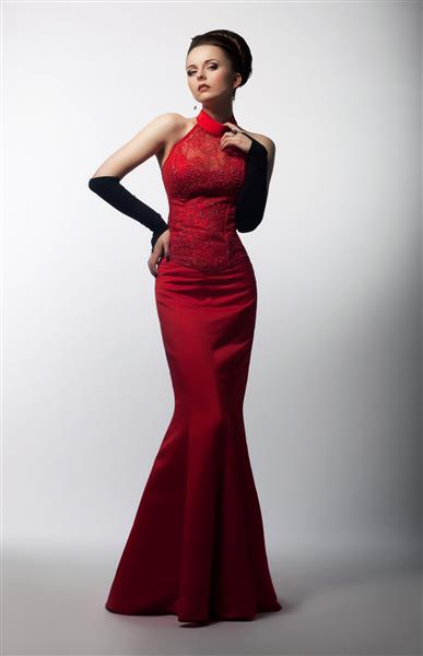 پرتره زن زیبا در لباس قرمز مد مفهوم فروش و خرید کریسمس