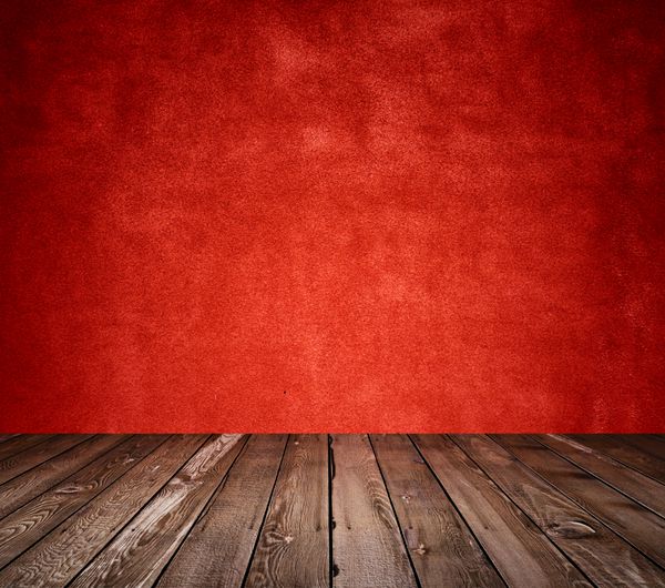اتاق قدیمی با دیوار بتنی و کف چوبی پس زمینه قرمز