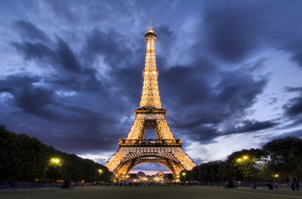 پاریس - 21 آوریل نمایش اجرای نور در 21 آوریل 2012 در پاریس برج ایفل 324 متر 1063 فوت ارتفاع دارد بنای یادبود در سال 1889 ساخته شد و بیش از 7 میلیون نفر در آن شرکت کردند