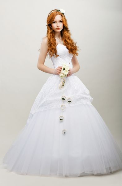ظرافت عروس ناز مو قرمز با دسته گل در لباس عروس سفید