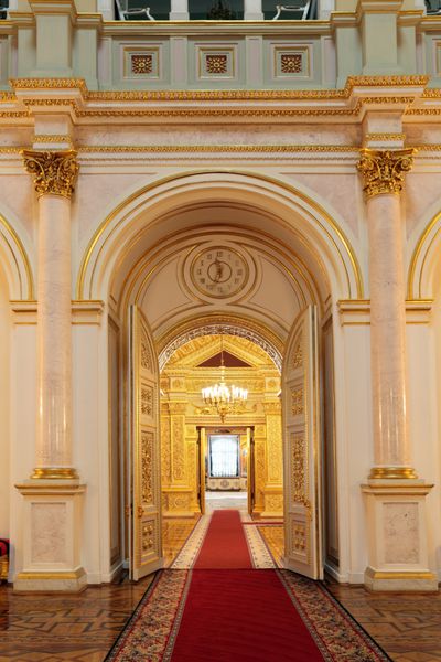 مسکو-22 فوریه نمای داخلی کاخ بزرگ کرملین در 22 فوریه 2013 در مسکو نشان داده شده است این کاخ که در سال 1849 ساخته شده است اقامتگاه رسمی رئیس جمهور روسیه است سالن کوچک Georgievsky