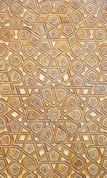 نقش هنری حکاکی شده در چوب با ماهیت عربی اسلامی