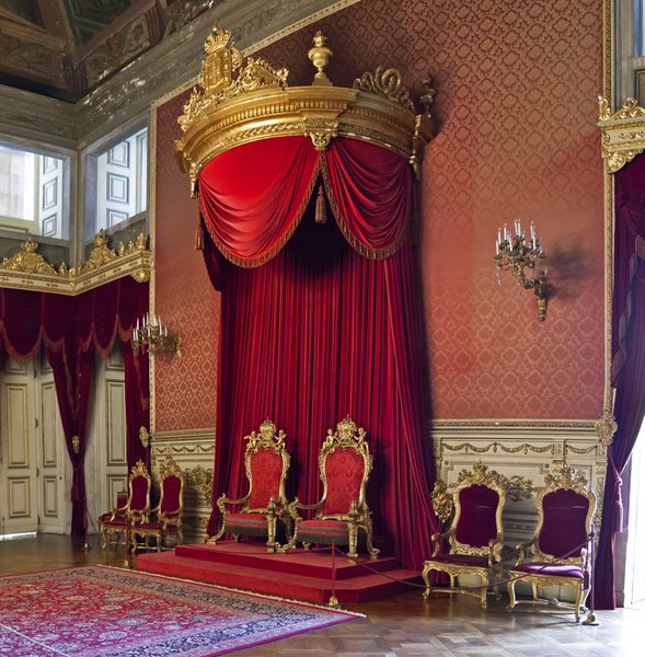 لیسبون پرتغال 10 ژوئن 2013 اتاق تاج و تخت کاخ ملی آجودا لیسبون پرتغال - کاخ سلطنتی نئوکلاسیک قرن نوزدهم