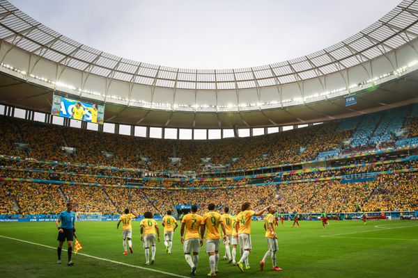 برازیلیا برزیل - 23 ژوئن 2014 تیم برزیل پس از گل فرد در جریان بازی گروه A جام جهانی 2014 بین برزیل و کامرون در ورزشگاه ناسیونال مانه گارینشا جشن گرفتند عدم استفاده در برزیل