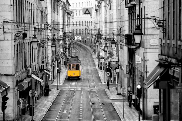 تراموای زرد معروف در خیابان‌های لیسبون پایتخت پرتغال در اوایل صبح بدون مردمی در مرکز شهر