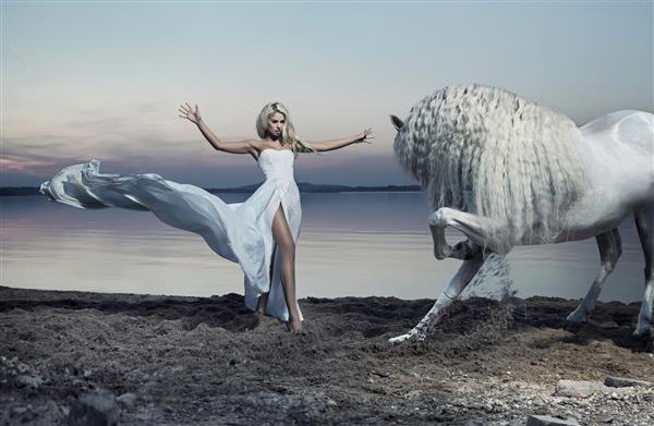 زنی با اسب سفید
