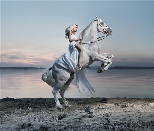 زنی با اسب سفید