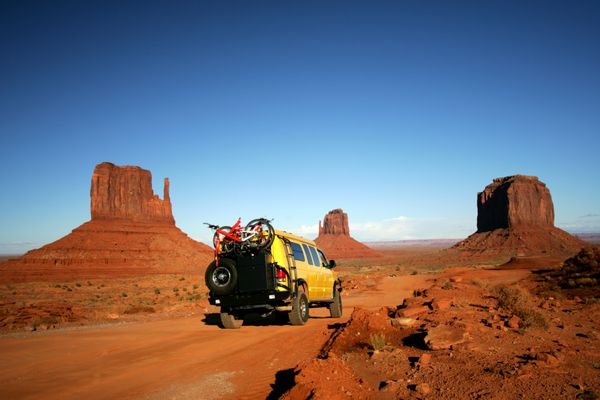 ون زرد با دوچرخه های کوهستانی در Monument Valley