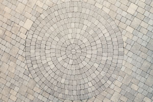 نمای مرکزی از نمای بالای سر دایره ای طرح سنگ فرش پاسیو نمایش لبه های برش خورده با جزئیات خوب برای مطابقت با طرح دایره