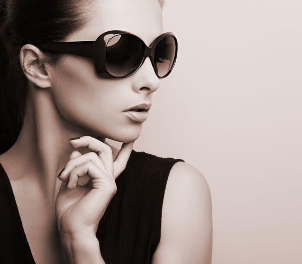 پروفایل مدل شیک زنانه شیک در ژست عینک آفتابی مد پرتره رنگی سیاه و سفید