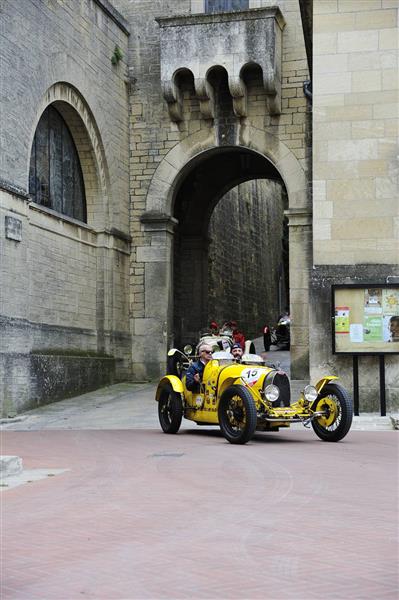 اتومبیل بوگاتی زرد کلاسیک که در مسابقات اتومبیلرانی 2015 سن مارینو شرکت کرده است. این خودرو در سال 1925 ساخته شده است