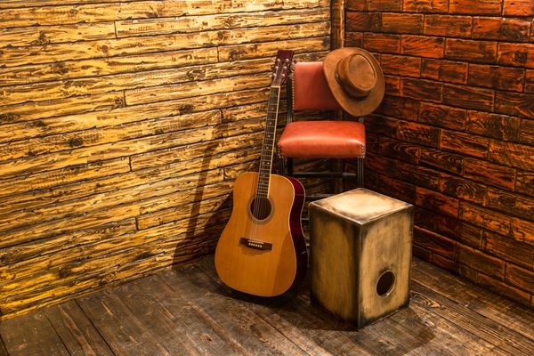 آلات موسیقی روی صحنه چوبی