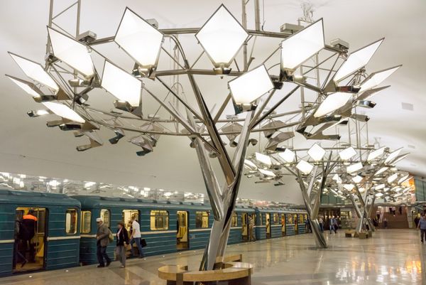 مسکو روسیه - 15 ژوئیه 2015 قطار مترو در ایستگاه مترو Tr