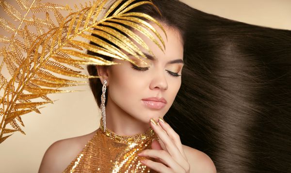 مو دخترزیبا مدل موی براق بلند سالم آرایش زیبایی جواهر سازی ناخن مانیکور شده عکس هنری مد از زن جوان جدا شده در پس زمینه بژ