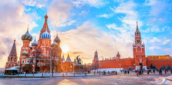 نمای کرملین و کلیسای جامع سنت باسیل در میدان سرخ در غروب زمستان در مسکو روسیه