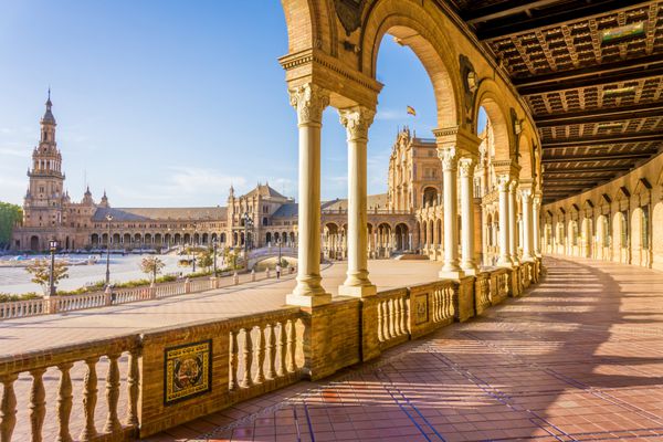 میدان اسپانیا Plaza de Espana سویل اسپانیا ساخته شده در سال 1928 یکی از نمونه‌های معماری منطقه‌گرایی است که سبک‌های رنسانس و موری را در هم می‌آمیزد