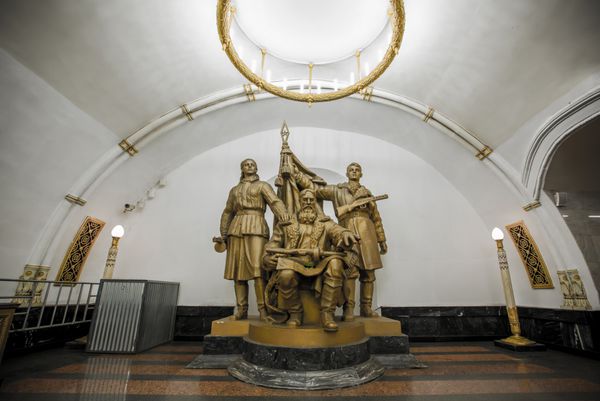مسکو روسیه - 1 مه ایستگاه مترو Belorusskaya مجسمه سرباز در 1 مه 2015 در مسکو این در خط Zamoskvoretskaya است