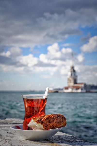 چای و شیرینی در برابر دریا و برج دوشیزه در استانبول ترکیه