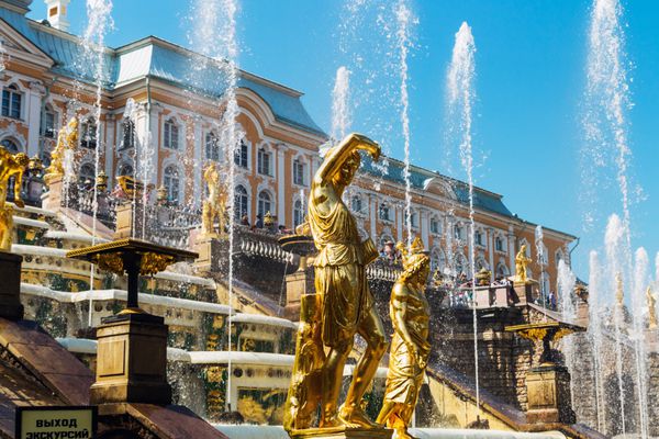 سنت پترزبورگ روسیه - 21 ژوئن 2015 مجسمه فواره های بزرگ آبشار در پترهوف کاخ پیترهوف در فهرست میراث جهانی یونسکو گنجانده شده است