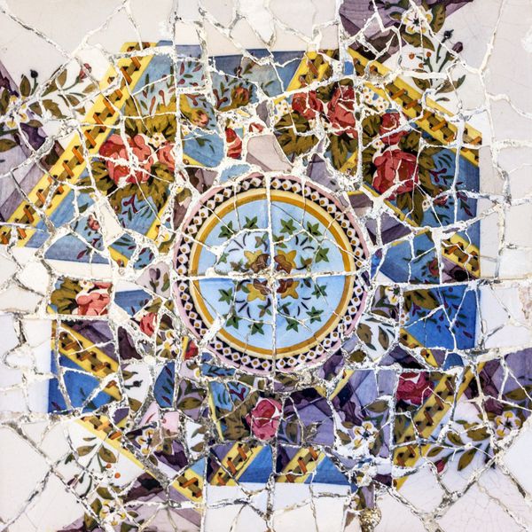 کاشی معرق دکوراسیون شیشه شکسته پارک گوئل بارسلون اسپانیا طراحی شده توسط Gaudi