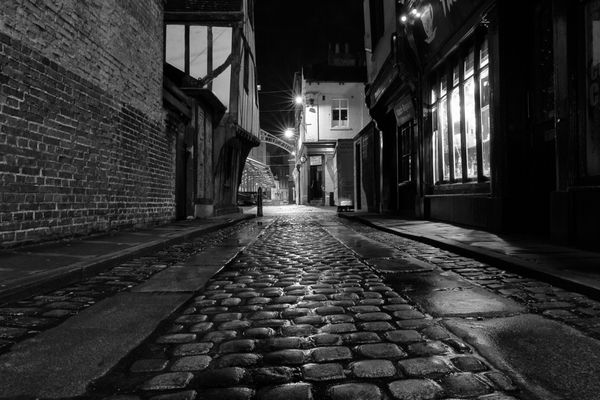 یورک بریتانیا - 12 آوریل خیابان سنگفرش شده در شب در 12 آوریل 2016 در یورک