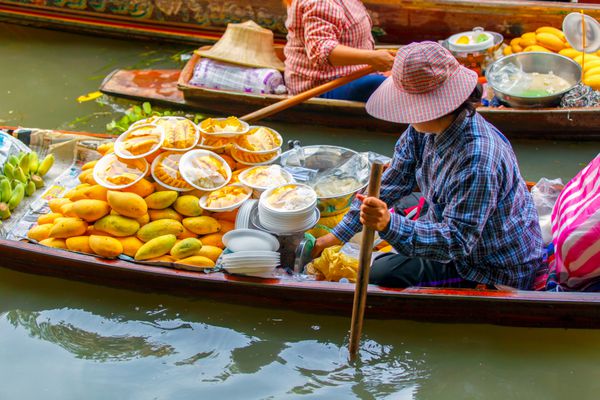 بازار شناور Damnoen Saduak در Ratchaburi نزدیک بانکوک تایلند