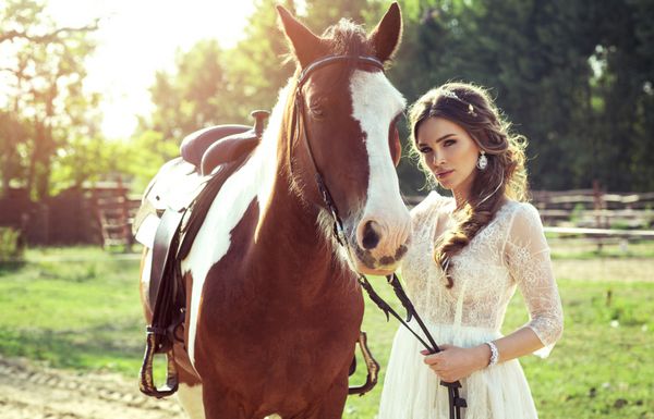 زن زرق و برق دار زیبا با اسب
