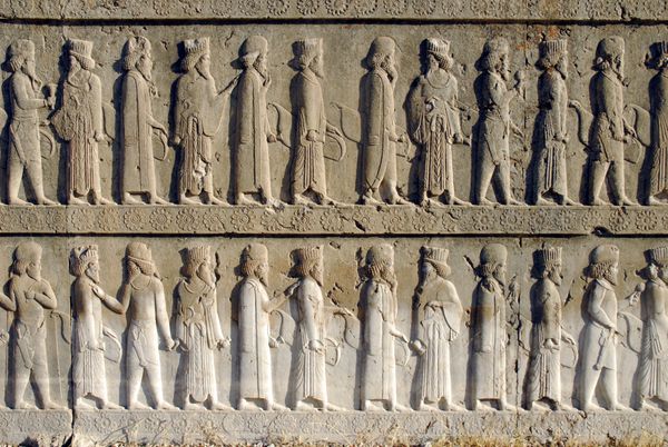 جزئیات نقش برجسته اعیان در نمای پلکانی آپادانا در شهر قدیمی تخت جمشید شیراز ایران