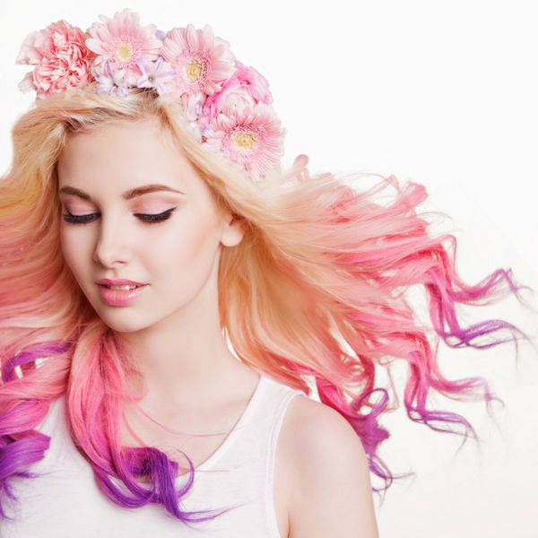 زنان جوان با موهای مجعد رنگ و گل پس زمینه سفید و صورتی زیبایی موهای پرنده