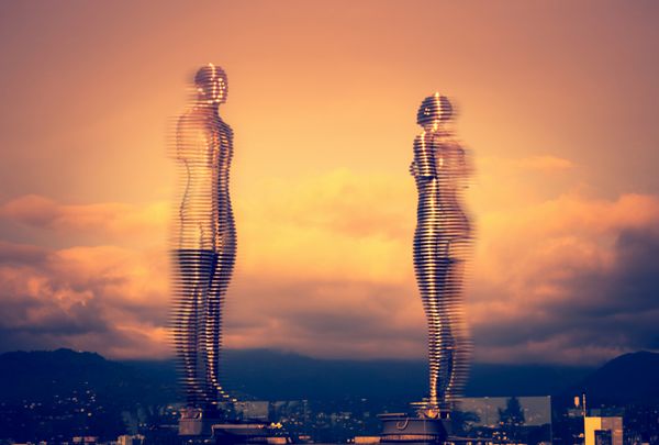 باتومی گرجستان - 6 ژوئن 2016 مجسمه متحرک علی و نینو اثر Tamar Kvesitadze در غروب آفتاب دو عاشق داستان عشق را به سبک فوتوریسم روایت می کنند مجسمه مدرن متحرک ساخته شده از فلز