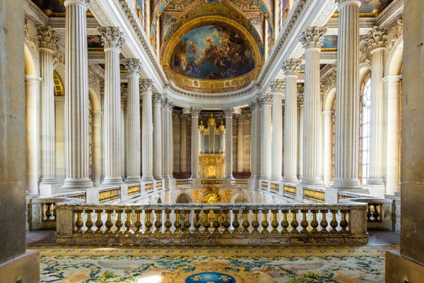 ورسای فرانسه - 7 می 2016 سالن رقص تالار بزرگ در کاخ ورسای کاخ ورسای و باغ های اطراف آن در فهرست میراث جهانی یونسکو در پاریس فرانسه قرار دارند