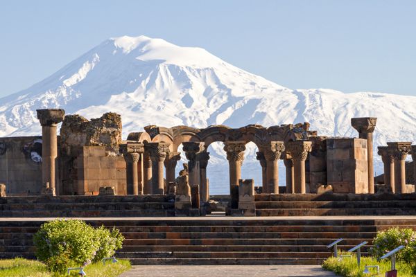 ایروان ارمنستان - 25 آوریل 2015 کوه آرارات و ویرانه های کلیسای جامع زوارتنوتس در ایروان ارمنستان