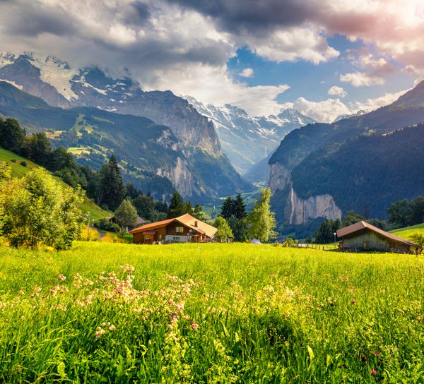 نمای تابستانی رنگارنگ روستای ونگن صحنه زیبا در فضای باز در آلپ سوئیس Bernese Oberland در کانتون برن سوئیس اروپا سبک هنری پست عکس پردازش شده