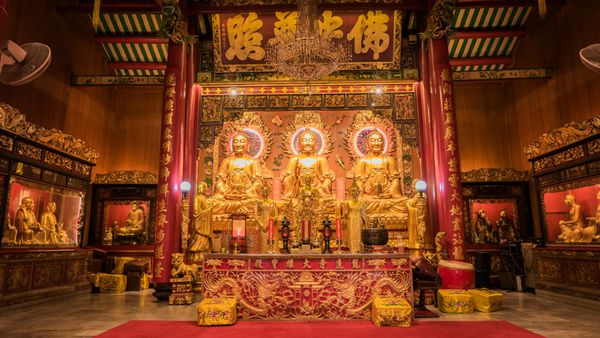 بانکوک تایلند - 9 سپتامبر 2016 سه مجسمه طلایی بودا به سبک چینی و معماری هنری چینی در معبد چینی Wat Leng Nei Yee در جاده Yaowarat پایتخت بانکوک تایلند