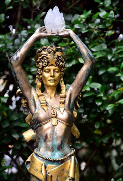 نیواورلئانز لوئیزیانا-13 ژانویه مجسمه یک الهه زن که جواهرات کوارتز را ارائه می کند در باغ هنر و مجسمه در پارک شهر نیواورلئان در 13 ژانویه 2017 به نمایش گذاشته شد