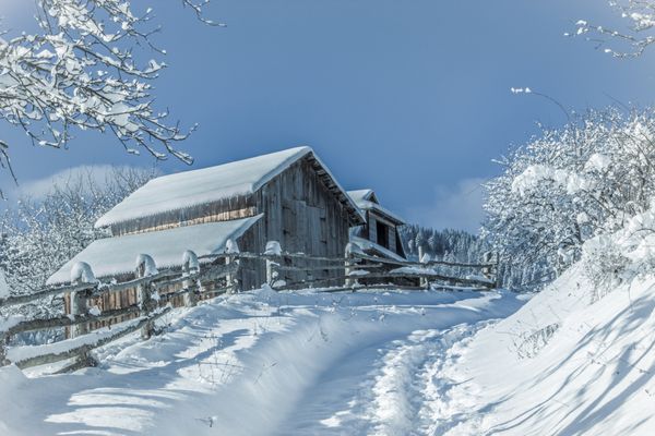 چشم انداز زیبای زمستانی در کوه ها مکان های شگفت انگیز اروپا