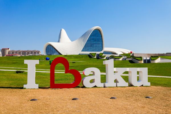 باکو آذربایجان - 14 سپتامبر 2016 من عاشق بنای یادبود باکو در نزدیکی مرکز حیدر علی اف هستم این مجموعه ساختمانی در باکو آذربایجان است