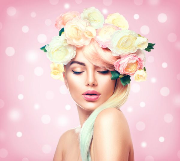 زن بهار دختر مدل تابستانی زیبایی با تاج گل های رنگارنگ و موهای رنگارنگ مدل موی گل بانوی زیبا با گلهای شکوفه بر سر مدل موی طبیعت آرایش مد تعطیلات