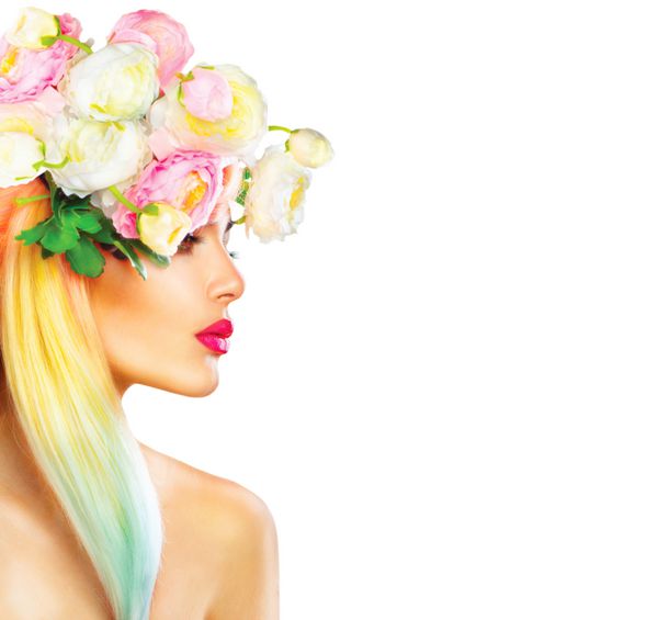 دختر مدل تابستانی زیبایی با تاج گل های رنگارنگ و موهای رنگارنگ مدل موی گل بانوی زیبا با گلهای شکوفه بر سر مدل موی طبیعت آرایش مد تعطیلات جدا شده روی سفید