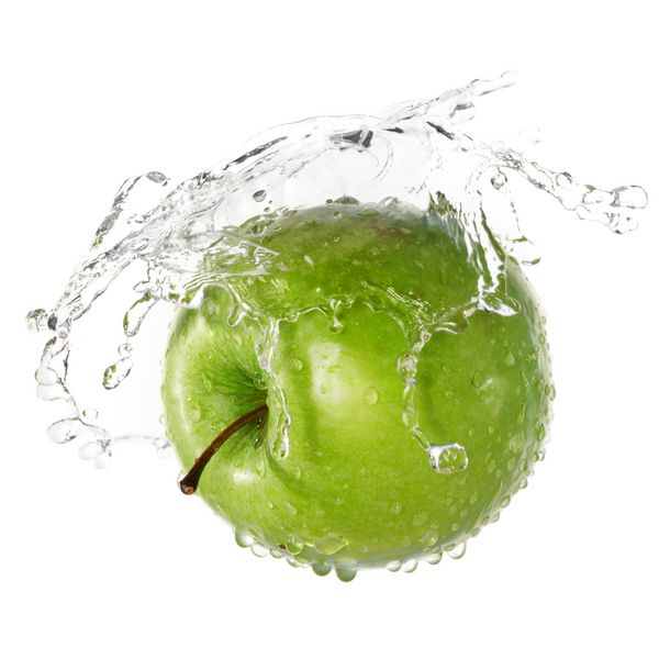سیب سبز در پاشش آب جدا شده در پس زمینه سفید