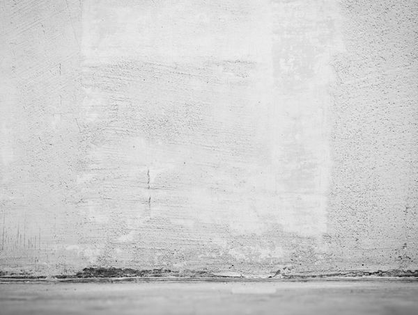 فضای داخلی قدیمی دیوار سنگی و کف سیمانی خاکستری