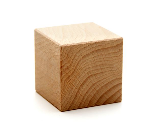 مکعب اشکال هندسی چوبی جدا شده در پس زمینه سفید
