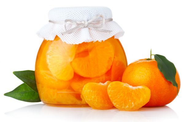 مربای نارنگی با میوه های رسیده جدا شده روی سفید