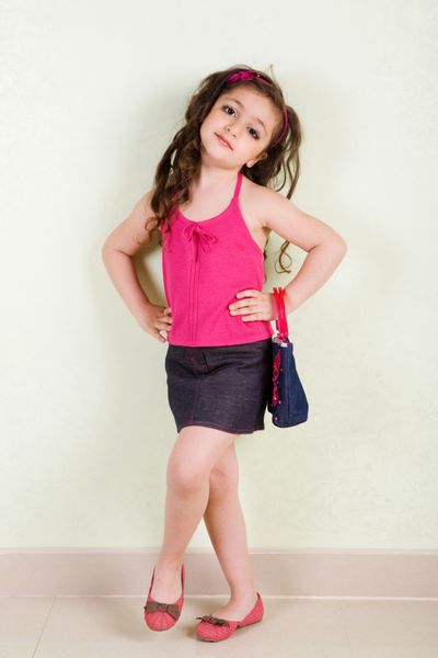 دختر کوچک در لباس های مد برای تابستان