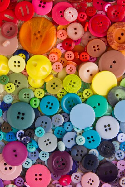 دکمه های روشن رنگی ترکیبی چیده شده به شکل رنگین کمان کادر را پر می کند